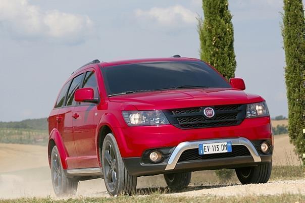 Dominanter Frontstoßfänger und 19-Zoll-Räder sorgen für Outdoor-Optik bei der Fiat Freemont-Topversion „Cross“. Foto: FCA/dpp-AutoReporter